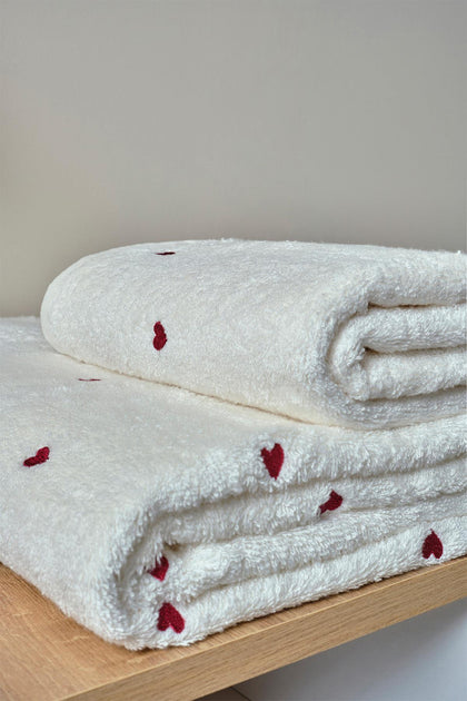 Amore Heart Embroidered Bath Towel (90 x 150 cm)