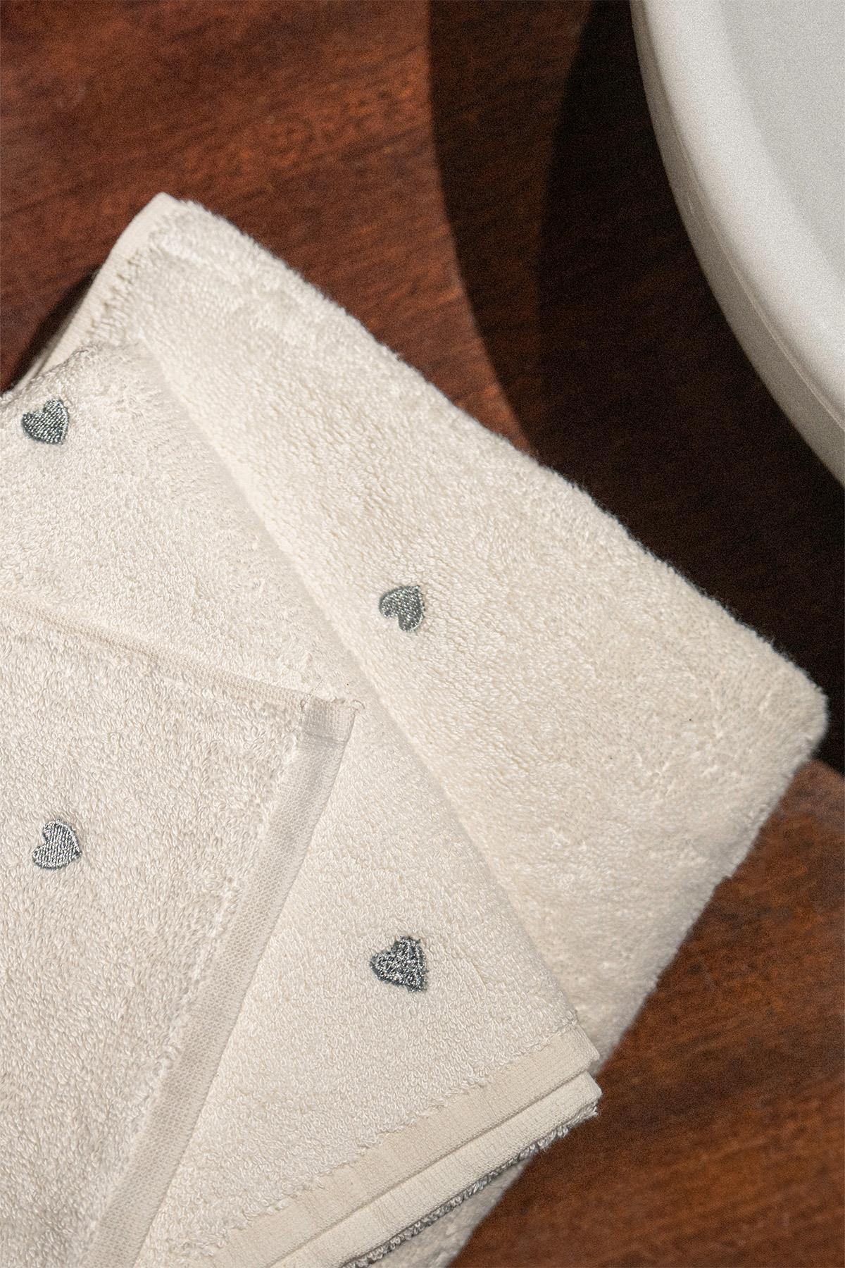 White towel set, stylish and comfortable with small heart patterns