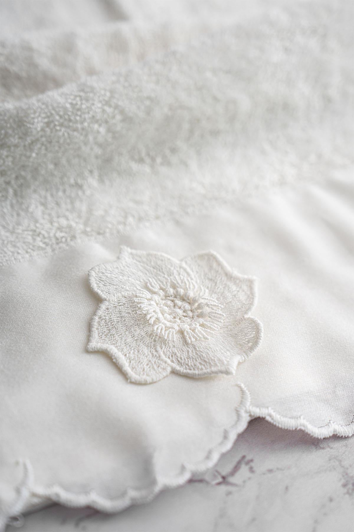 Hanzade Flower Embroidered Face Towel (50 x 90 cm)
