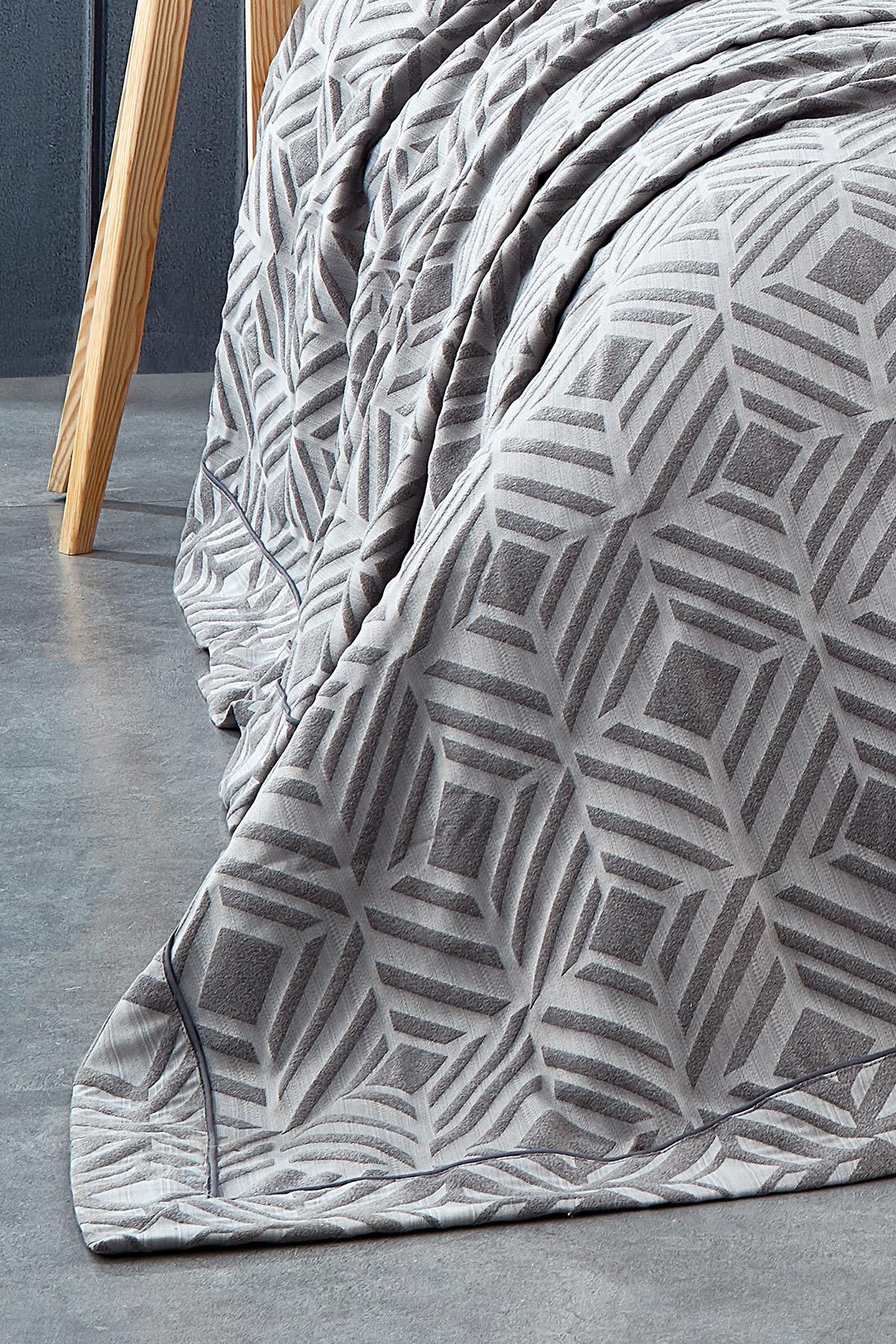 Gray geometric patterned jacquard double bedspread, modern and stylish design