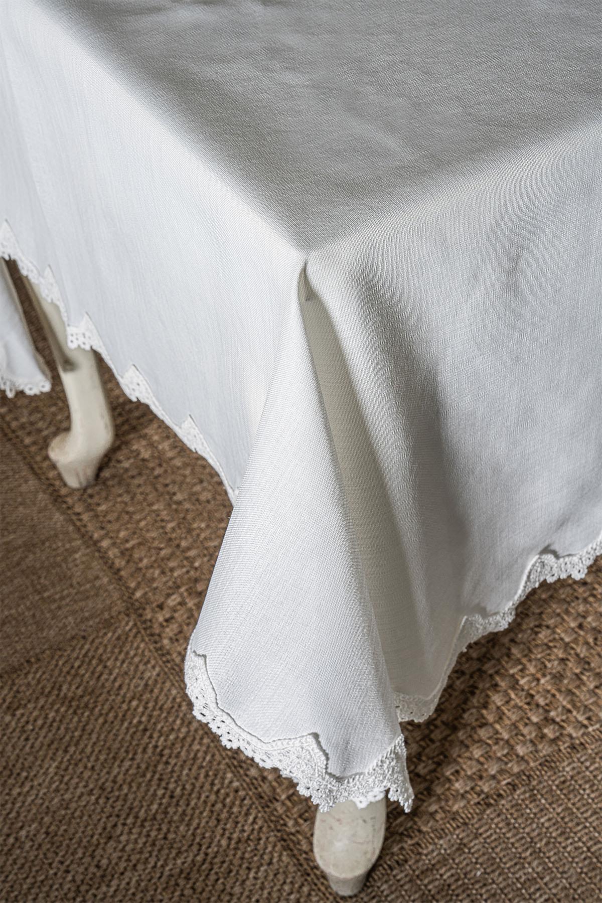 Enamel Embroidered Stain-Resistant, Worry-Free Tablecloth (150 x 250 cm)