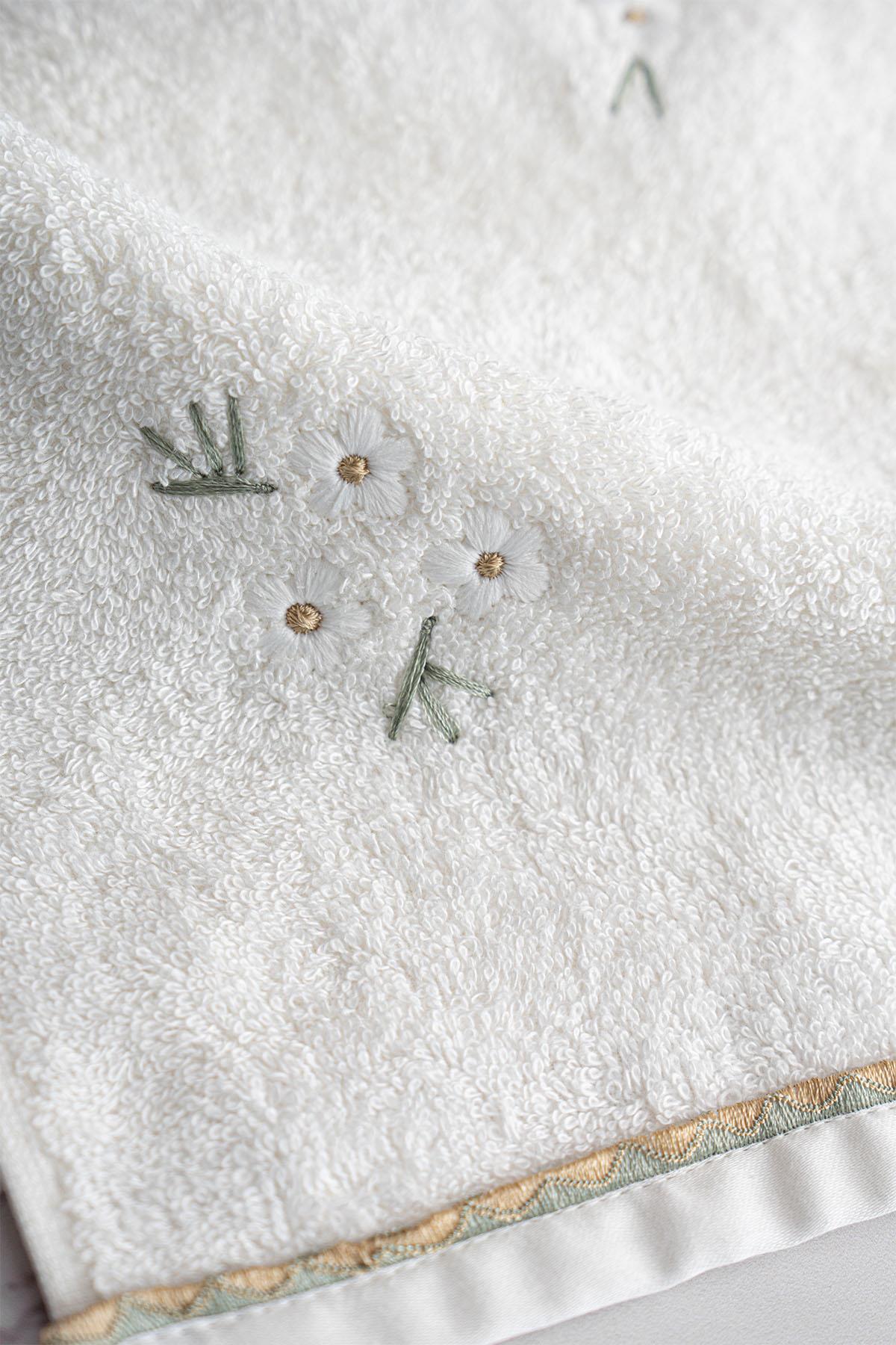 Nadia Daisy Embroidered Hand Towel (30 x 50 cm)