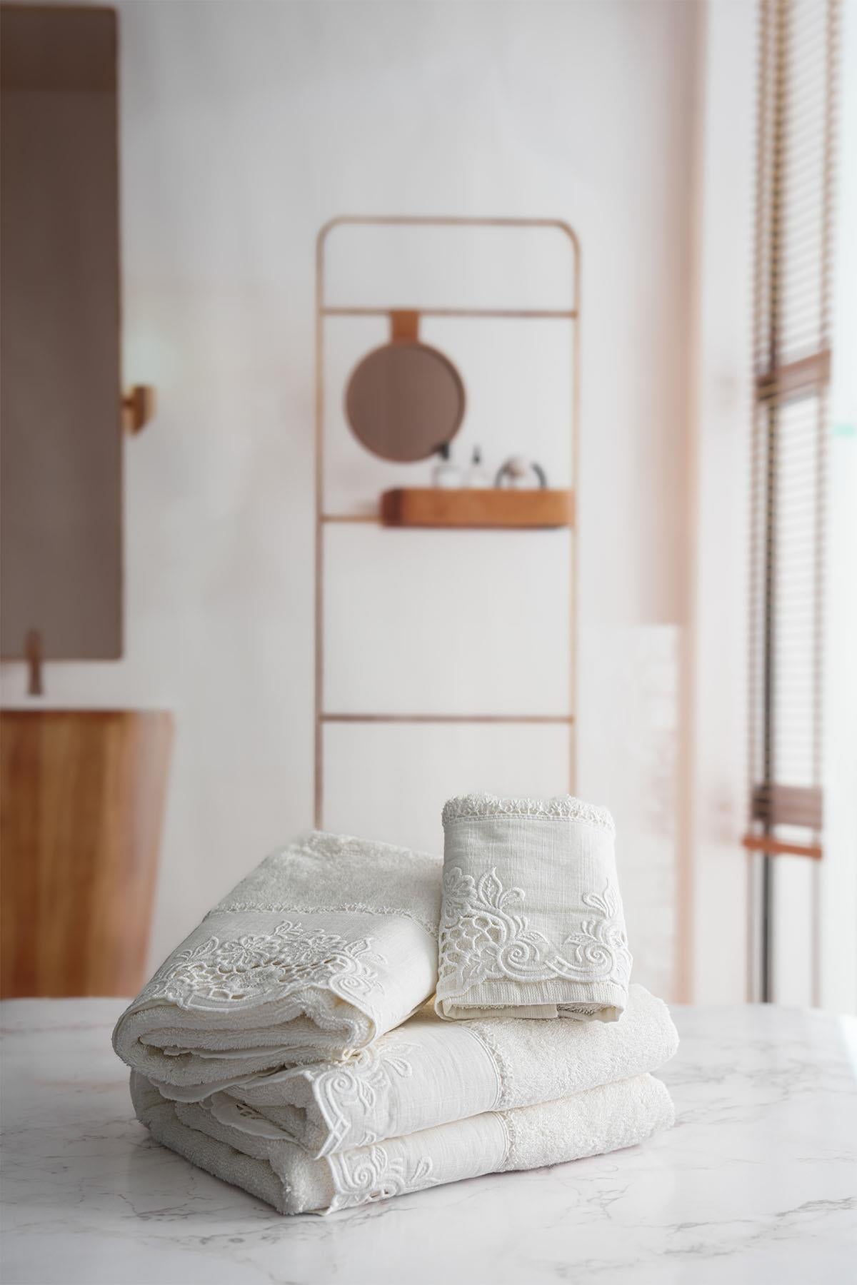 Puerta Flower Embroidered Bath Towel (90 x 150 cm)
