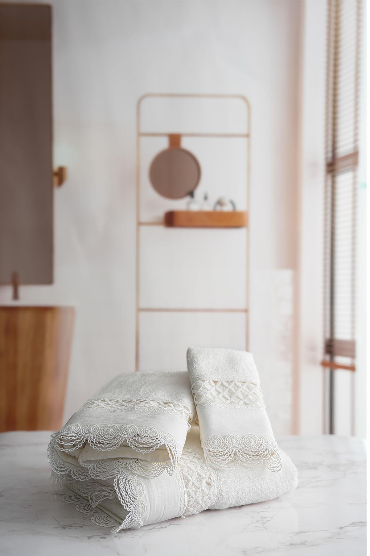 Queen Embroidered Bath Towel (90 x 150 cm)