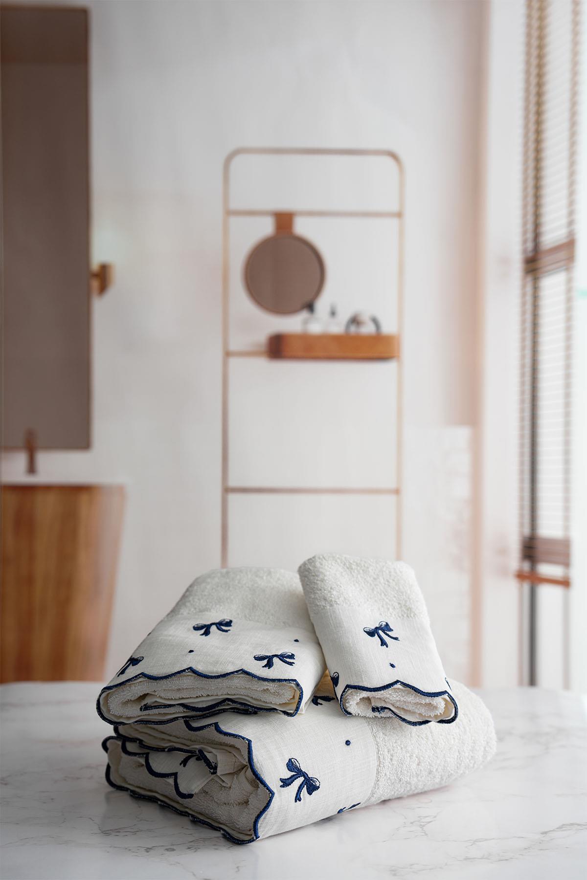 Serena Bow Embroidered Bath Towel (90 x 150 cm)