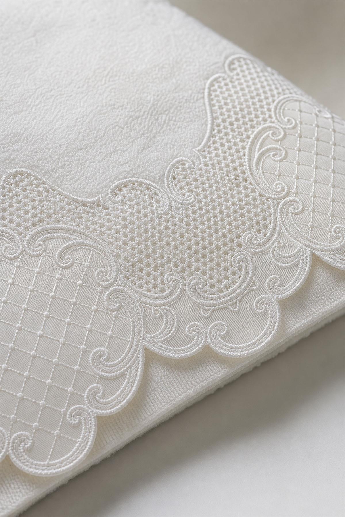 Simena Embroidered Bath Towel (90 x 150 cm)