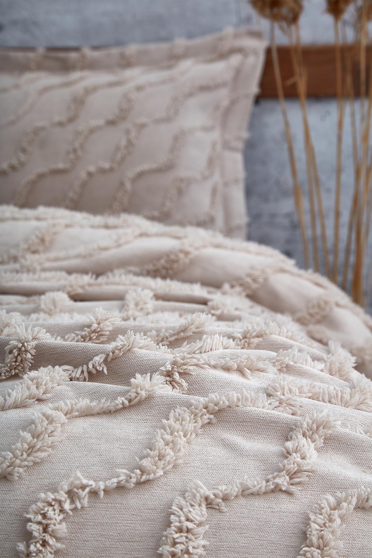 Linen-textured, fringed beige double bedspread and pillowcase set