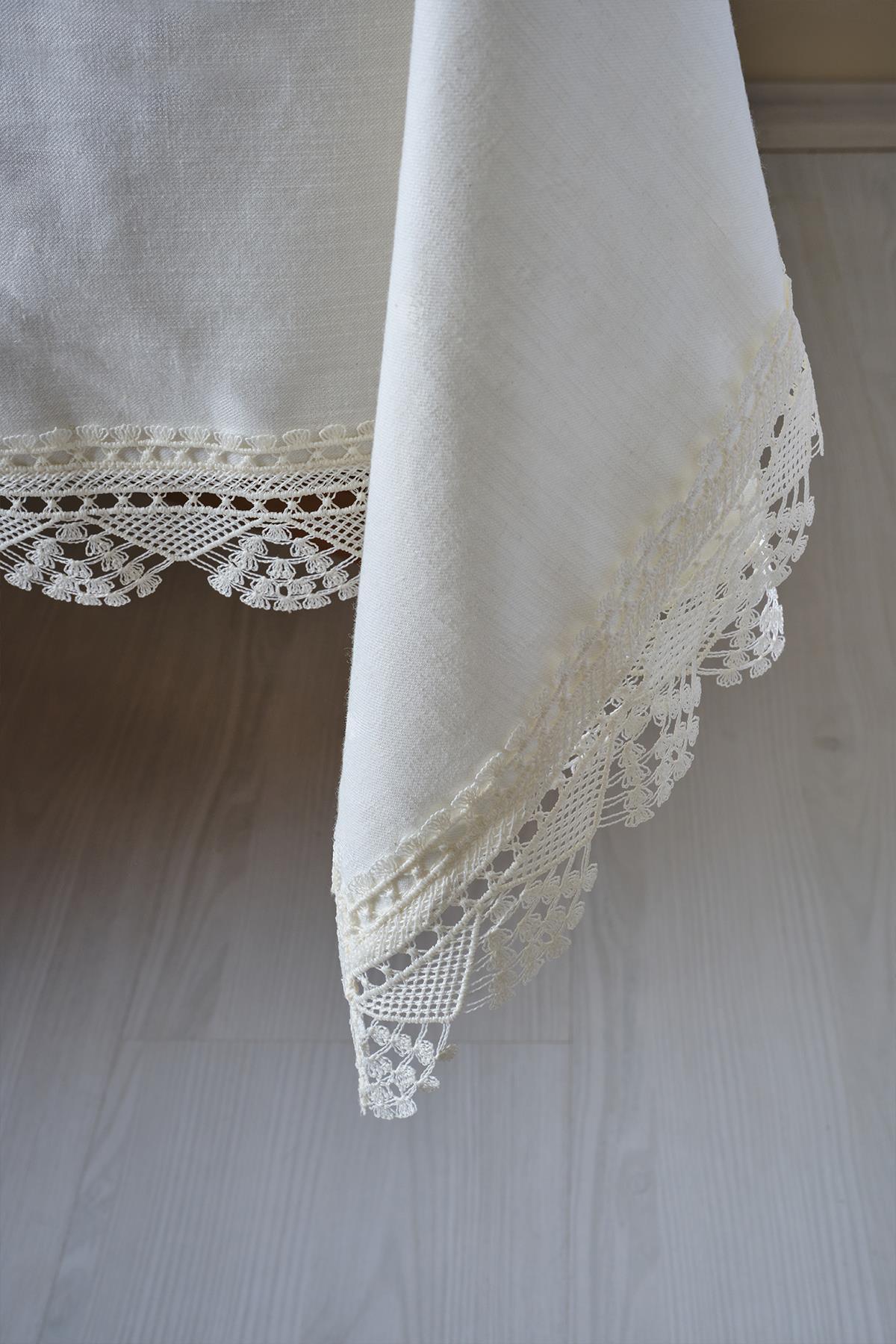 Elegant lace, stain-resistant cream tablecloth, 160x260 cm, with finely crafted corner details