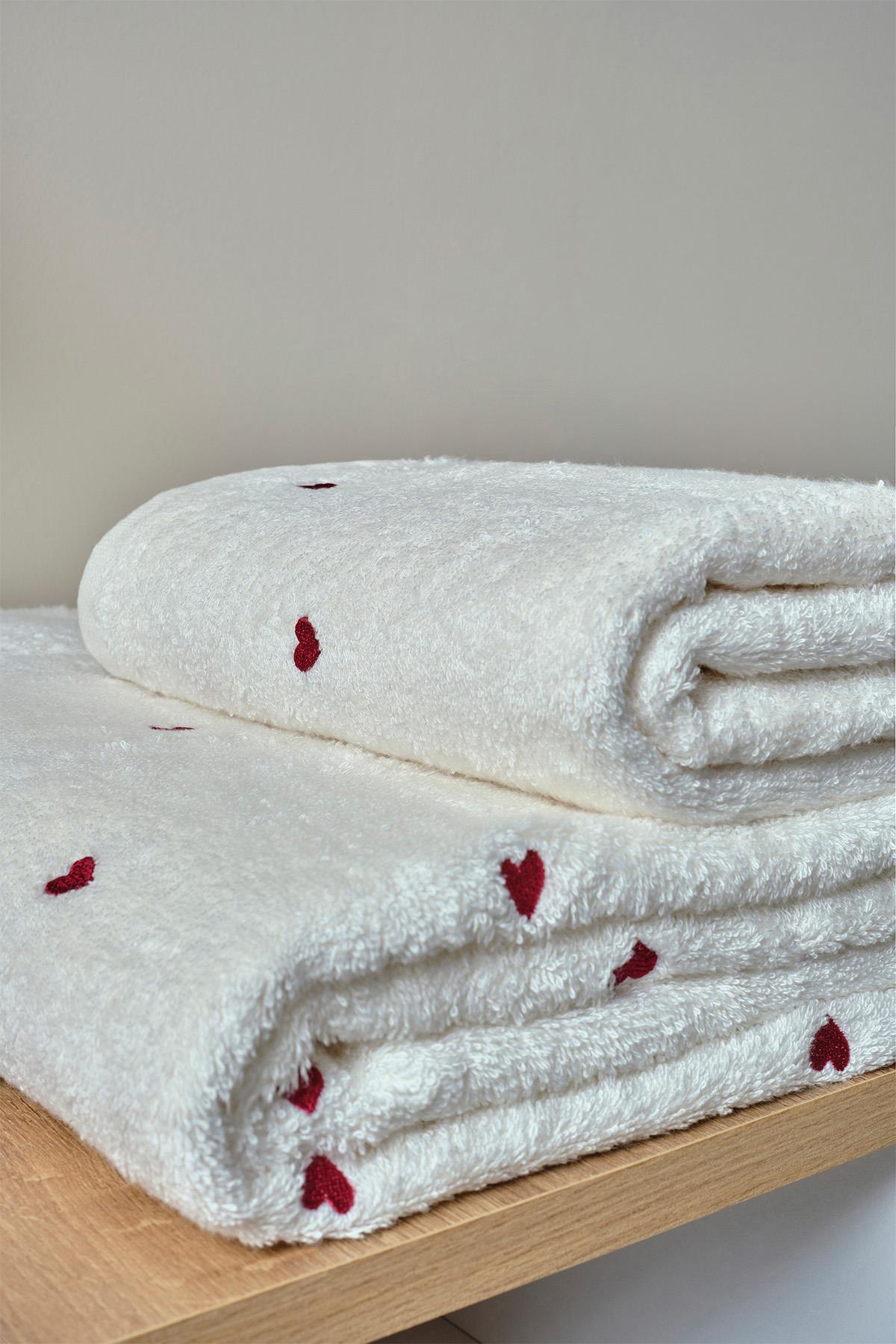 White thick towel with red heart pattern, for a comfortable and stylish life