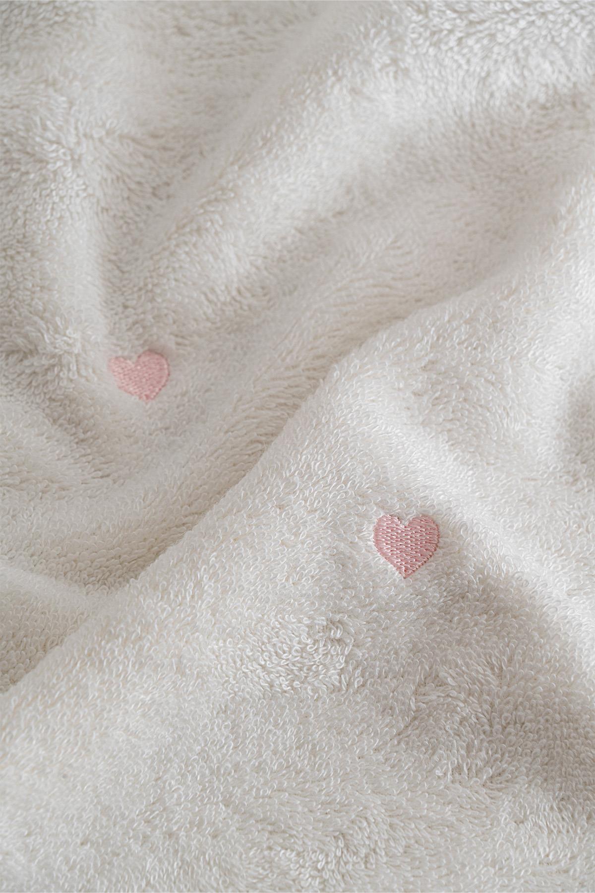 White soft towel with pink heart detail, for a comfortable and stylish life