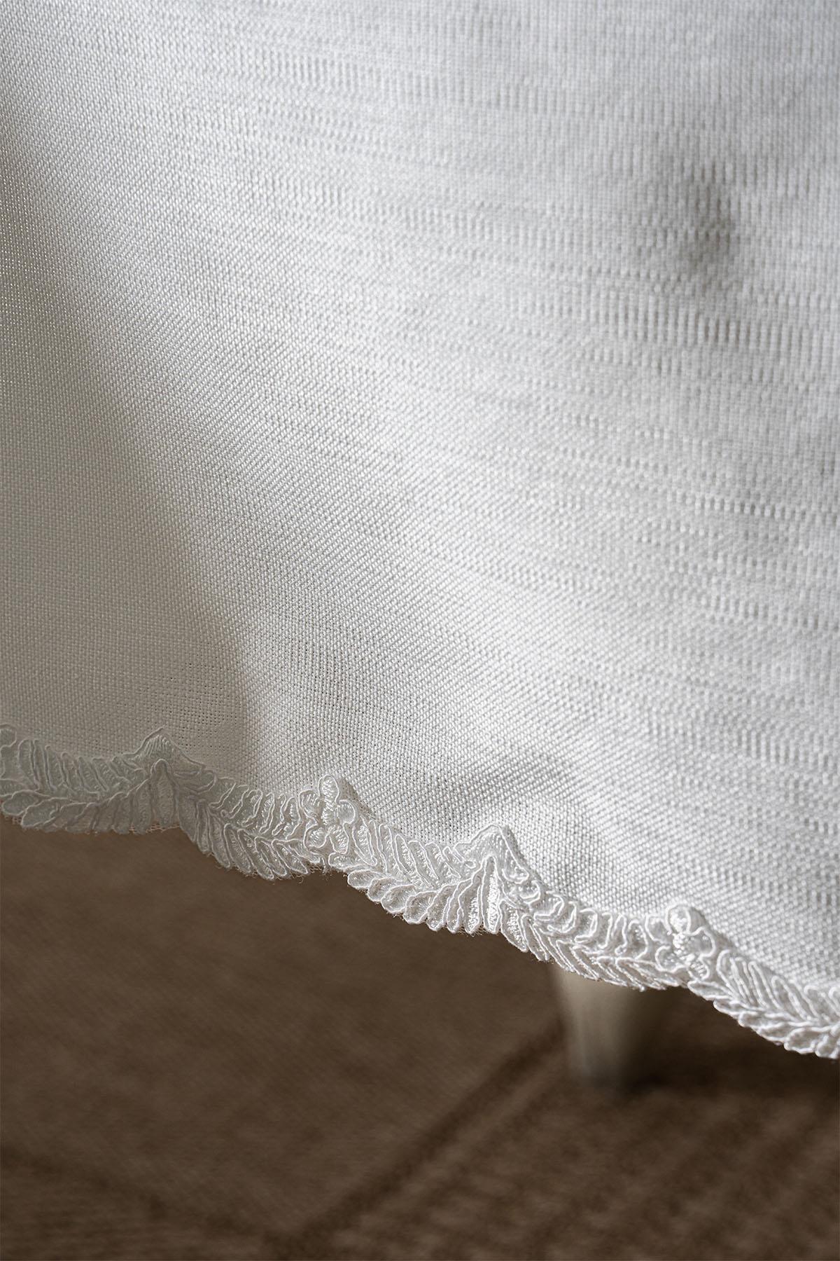 Elegante Embroidered Stain-Resistant, Easy-to-Care Square Tablecloth (100 x 100 cm)