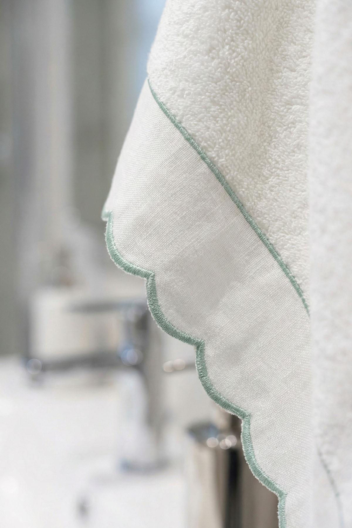 Elora Striped Embroidered Bath Towel (90 x 150 cm)