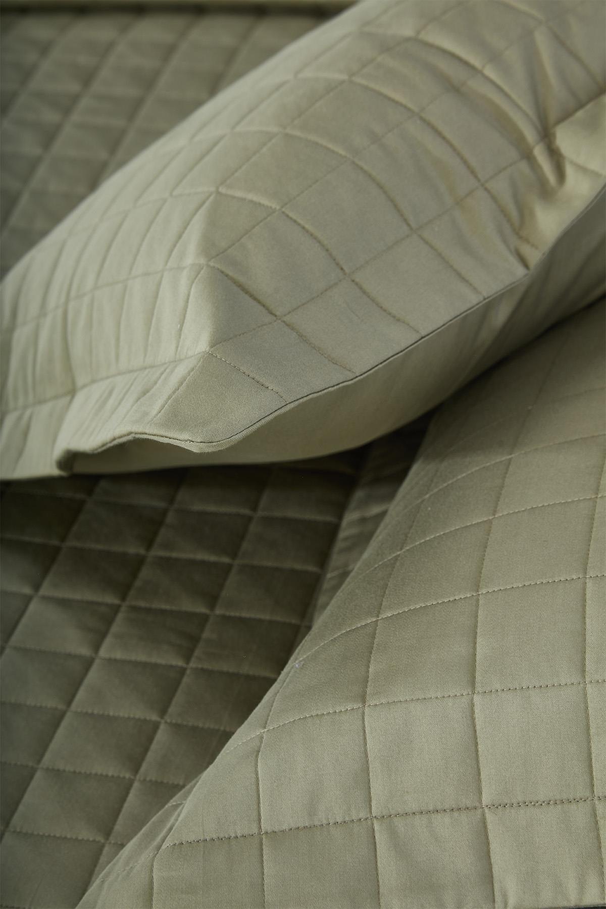 Green quilted double bedspread and throw pillows, modern duvet cover set