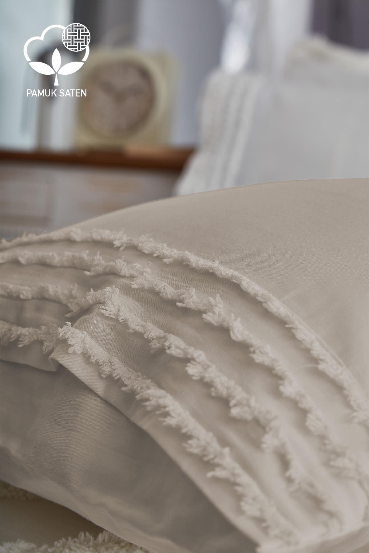 Cream-colored cotton sateen double duvet cover and bedspread set, with tassel-detailed pillowcases