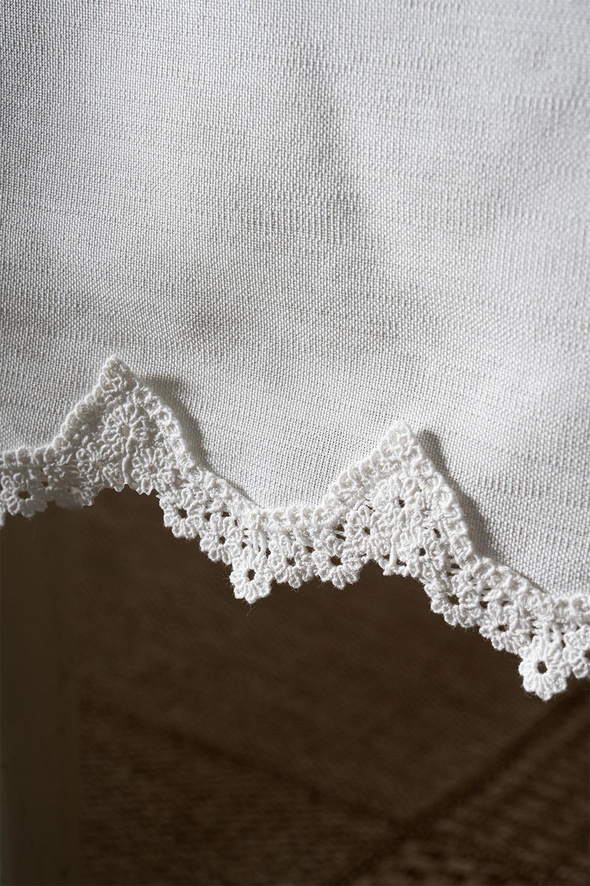 Enamel Embroidered Stain-Resistant, Worry-Free Tablecloth (150 x 250 cm)