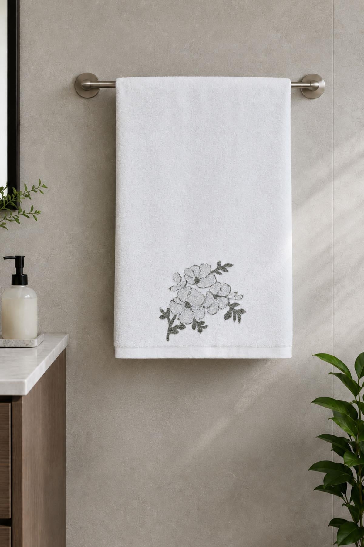 Nella Floral Pattern Hand Towel (50 x 90 cm)
