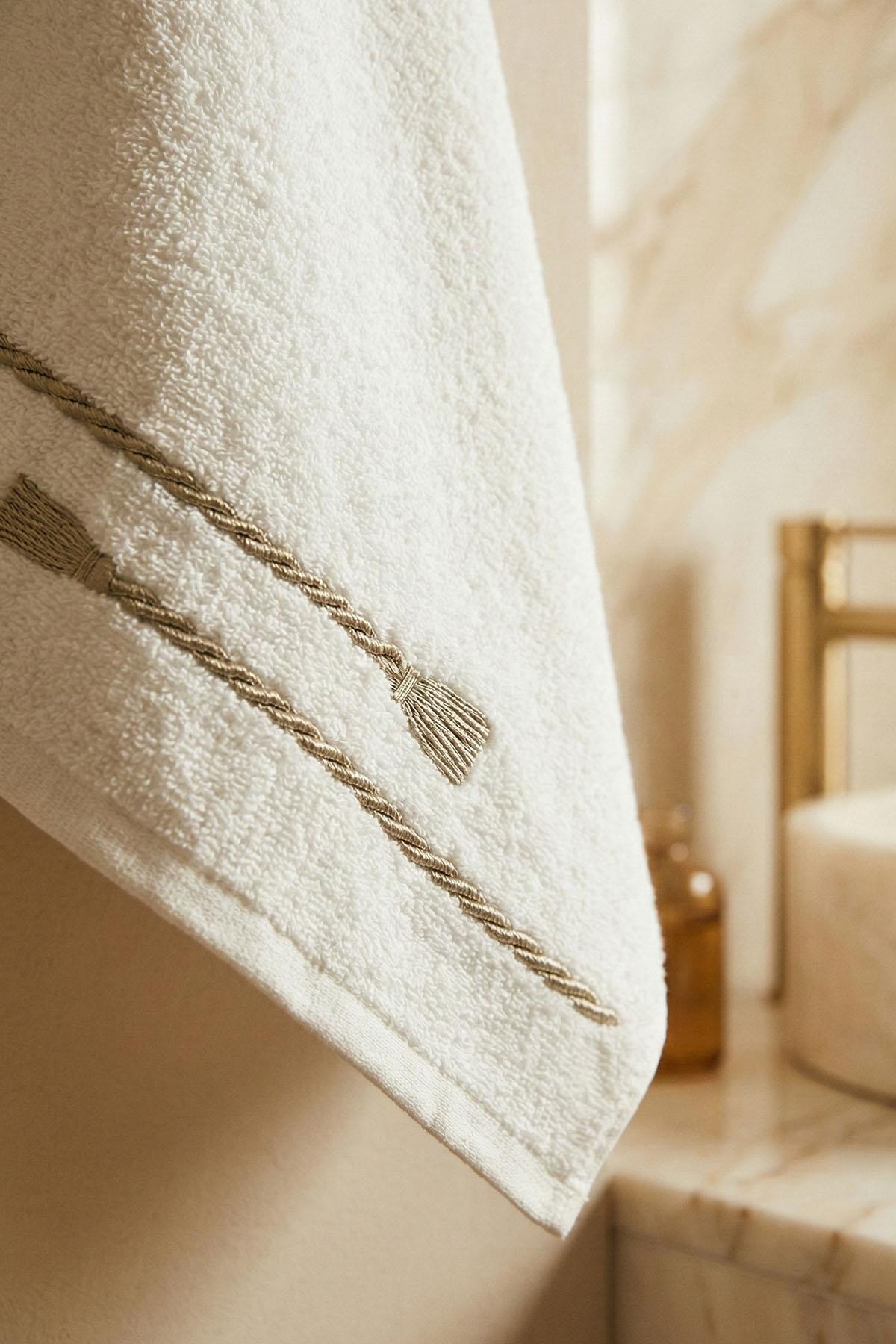 Rom Embroidered Hand Towel (50 x 90 cm)