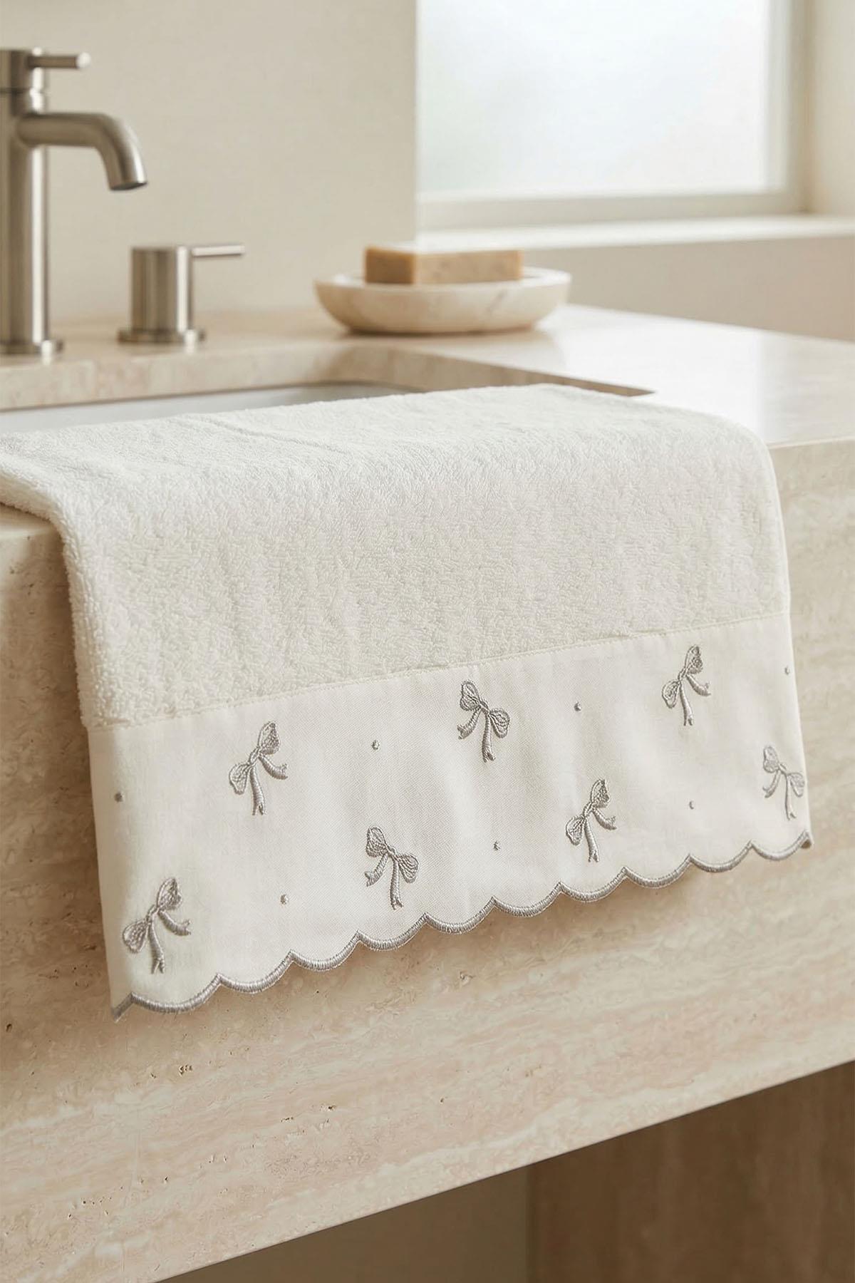 Serena Bow Embroidered Bath Towel (90 x 150 cm)
