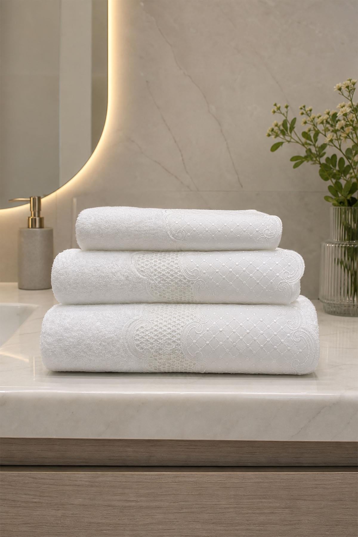 Simena Embroidered Bath Towel (90 x 150 cm)