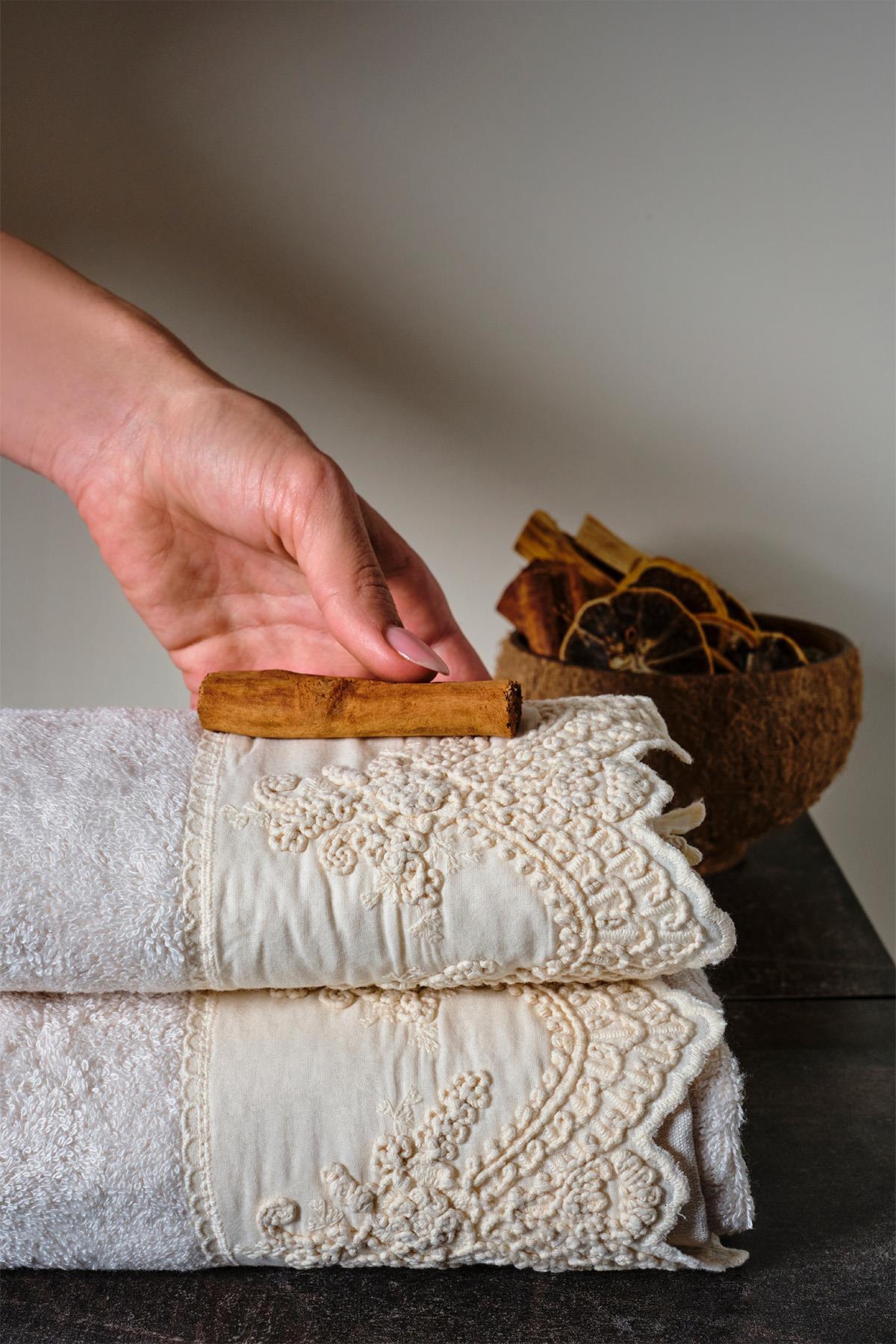 Embroidered Canvas Bath Towel (90 x 150 cm)