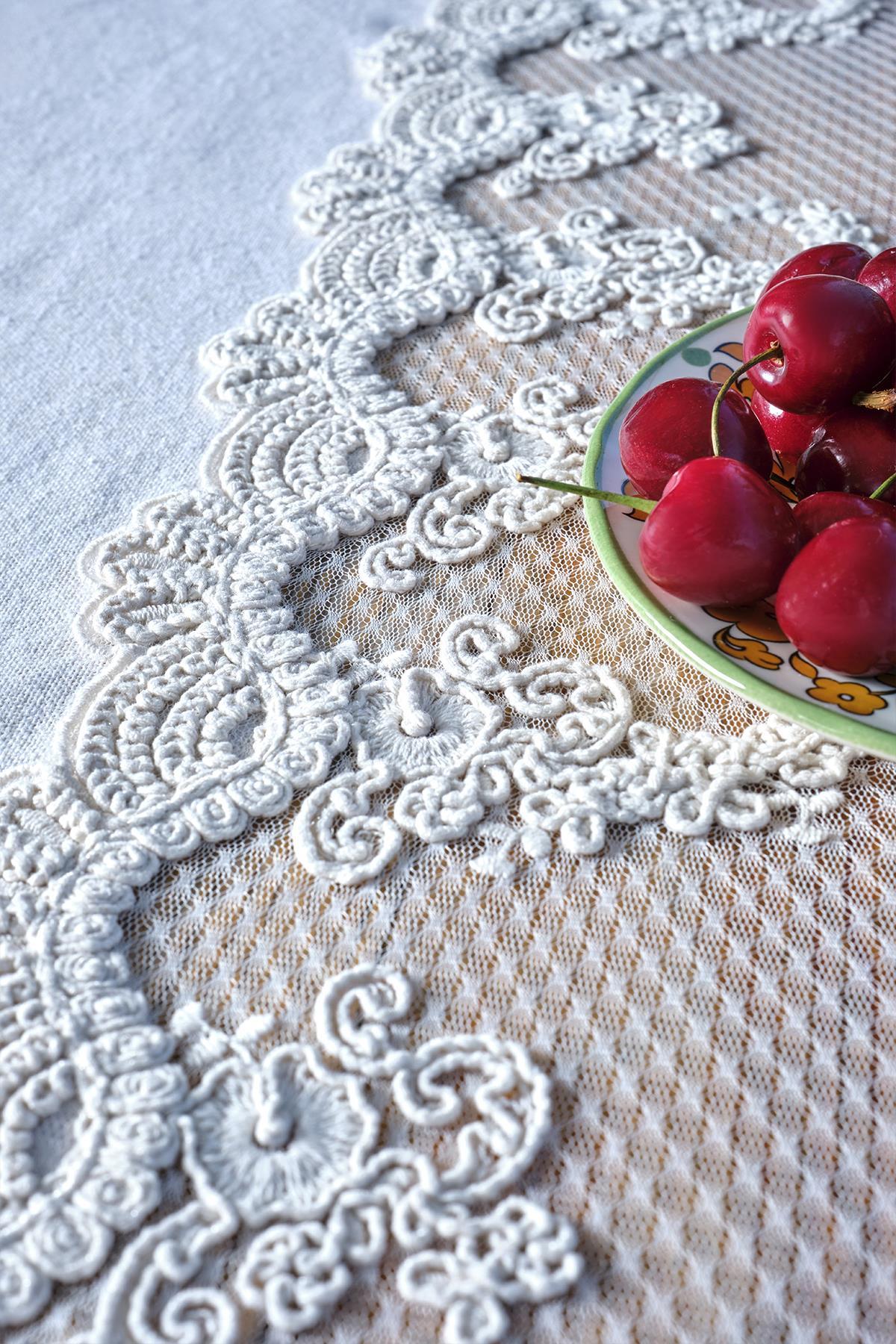 Tablecloth with Vole Runner (150 x 320 cm)